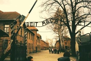 Cracóvia e Auschwitz Excursão em grupo pequeno saindo de Varsóvia com almoço