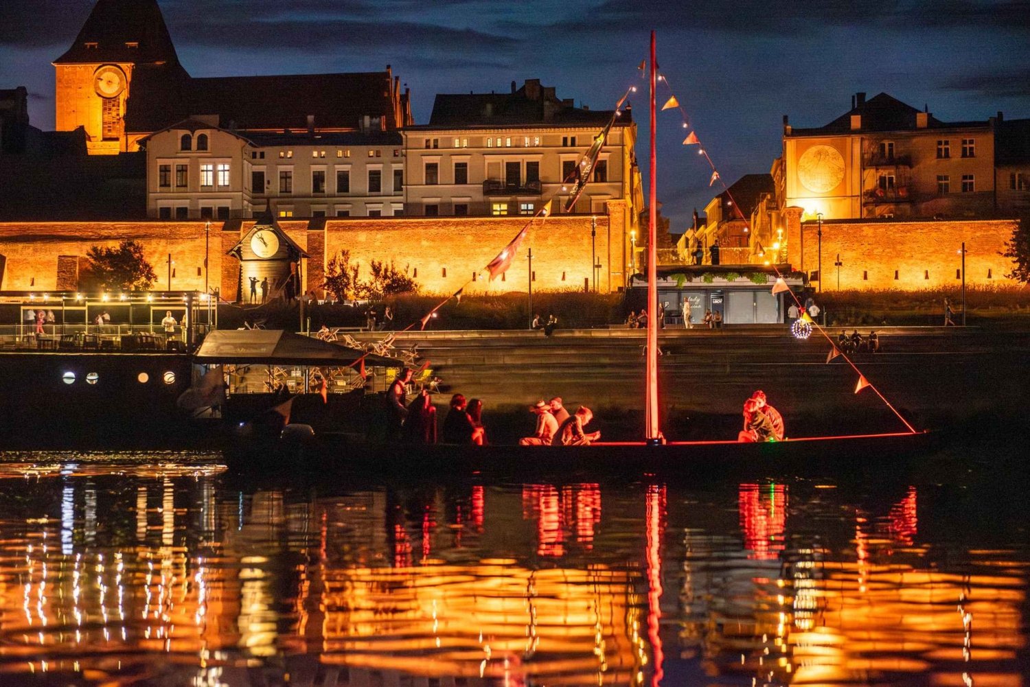 Toruń: Toruń bei Nacht von einem Boot auf der Weichsel aus