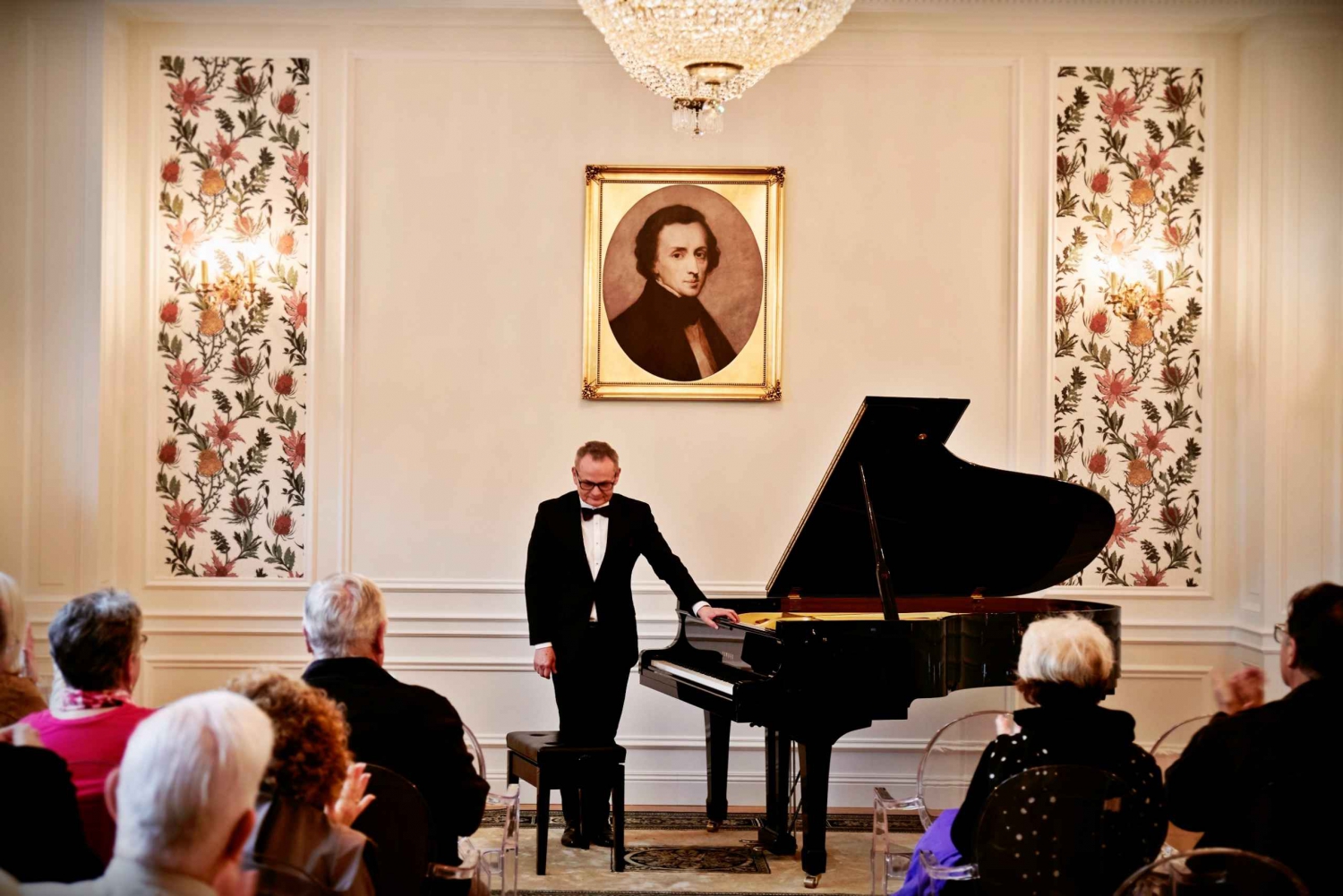 Varsova: Chopinin konserttilippu ja lasillinen samppanjaa.