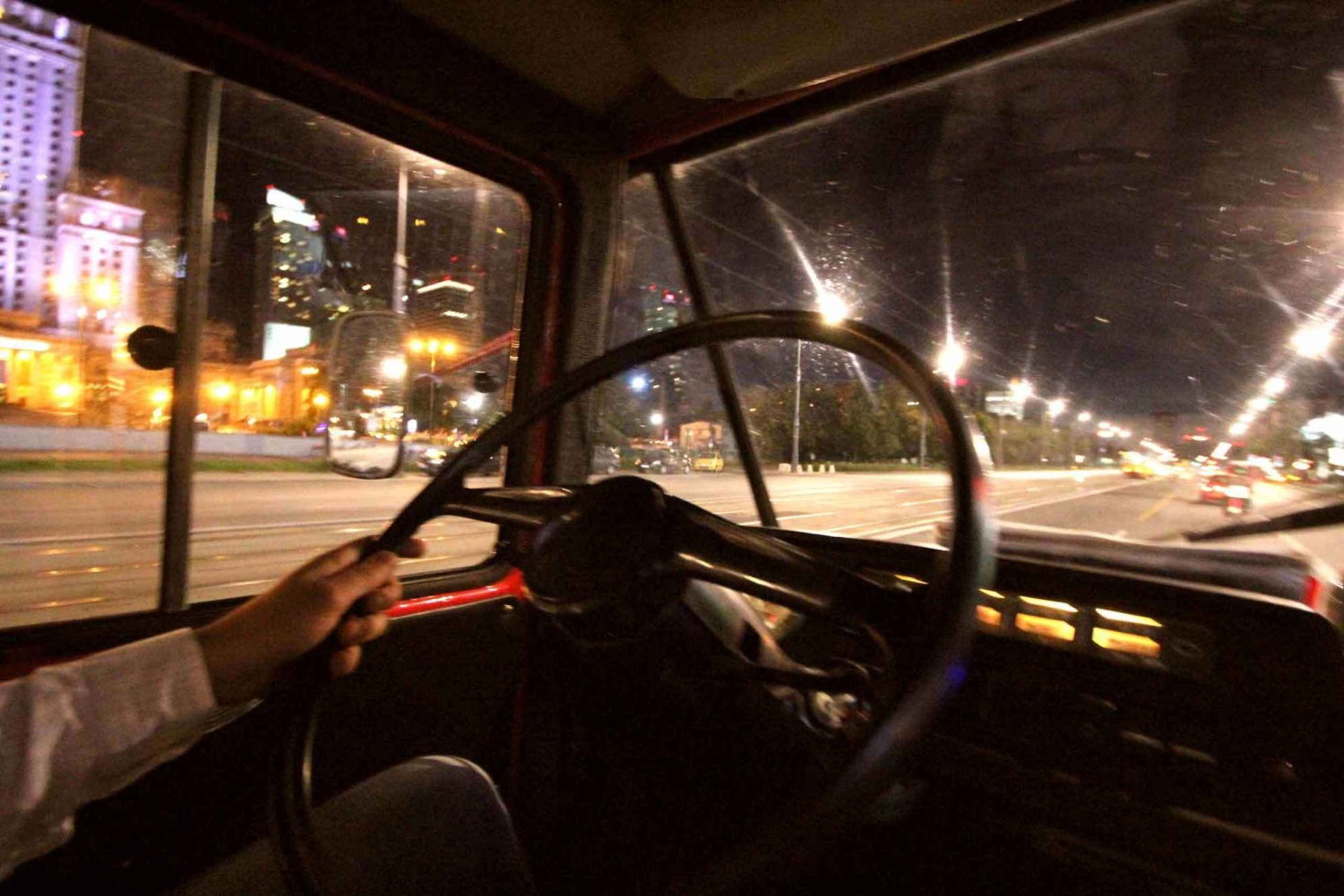 Varsóvia: Passeio noturno pela história e pelos pubs em miniautocarro retro