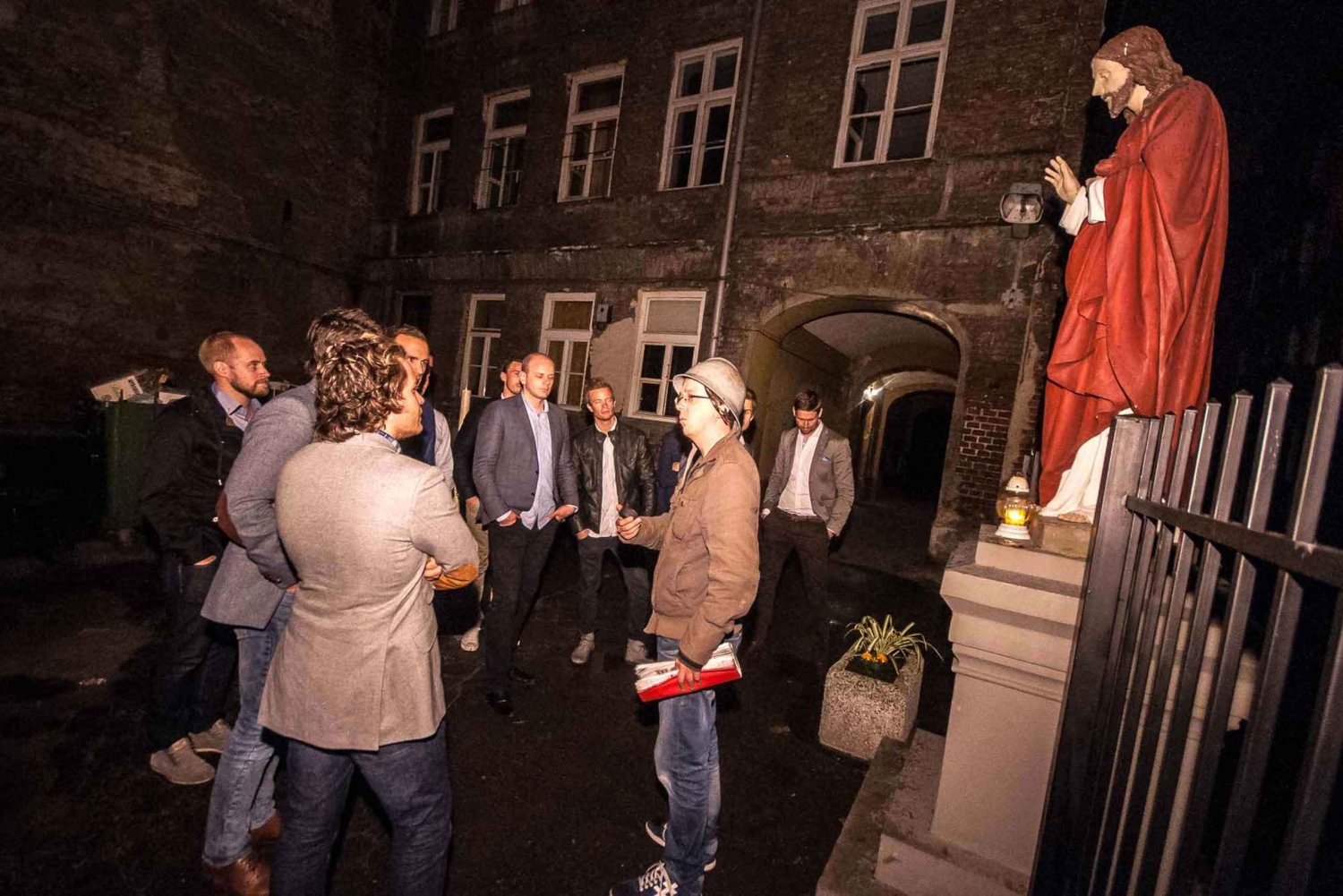 Varsóvia: Passeio noturno pela história e pelos pubs em miniautocarro retro