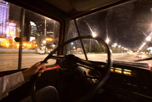Varsóvia: Passeio noturno pela história e pelos pubs em miniautocarro retro