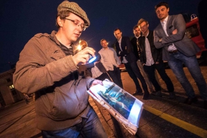 Varsóvia: Passeio noturno pela história e pelos pubs em miniautocarro retro