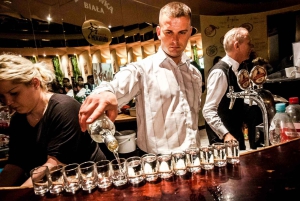 Varsóvia: Passeio noturno pela história e pelos pubs em miniautocarro retro