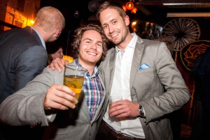 Varsóvia: Passeio noturno pela história e pelos pubs em miniautocarro retro