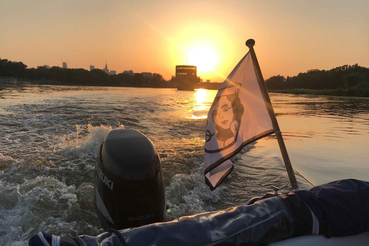 Varsovie : Croisière sur la Vistule en soirée avec boisson de bienvenue