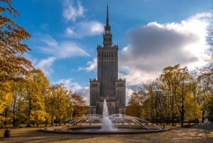 Varsavia: tour privato della città di un'intera giornata in auto di lusso