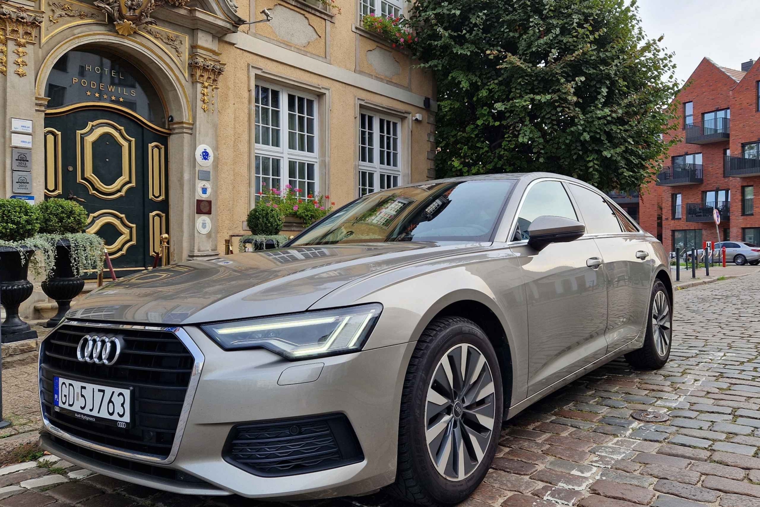 Warsaw/Gdansk: Deluxe Private Transfer Service