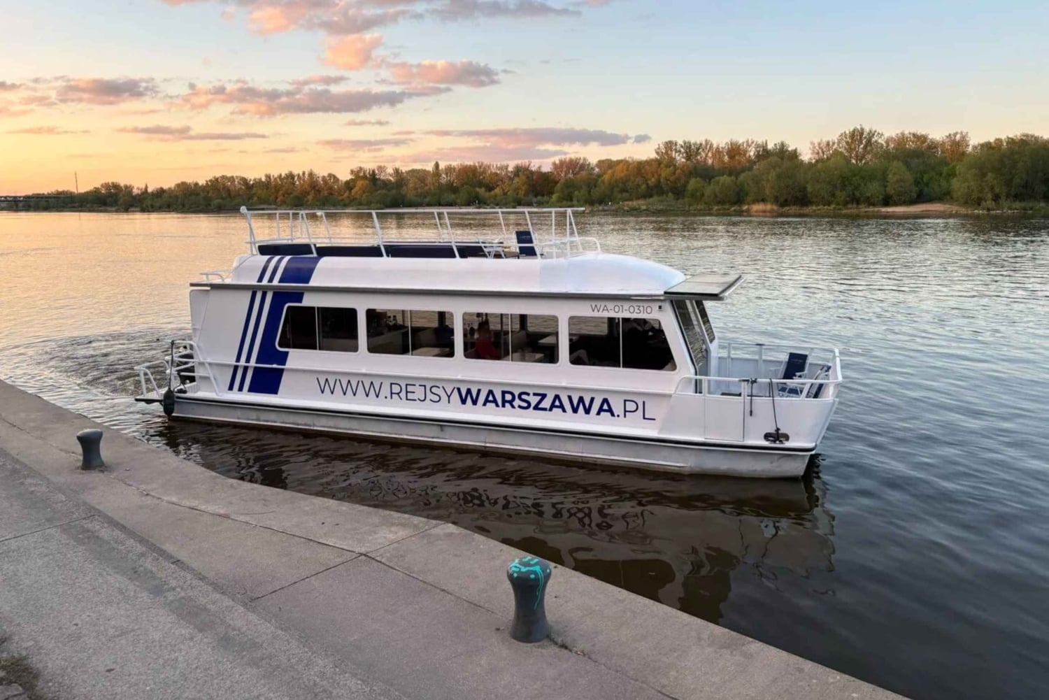 Warszawa: Privat flodkrydstogt med snacks og drikkevarer