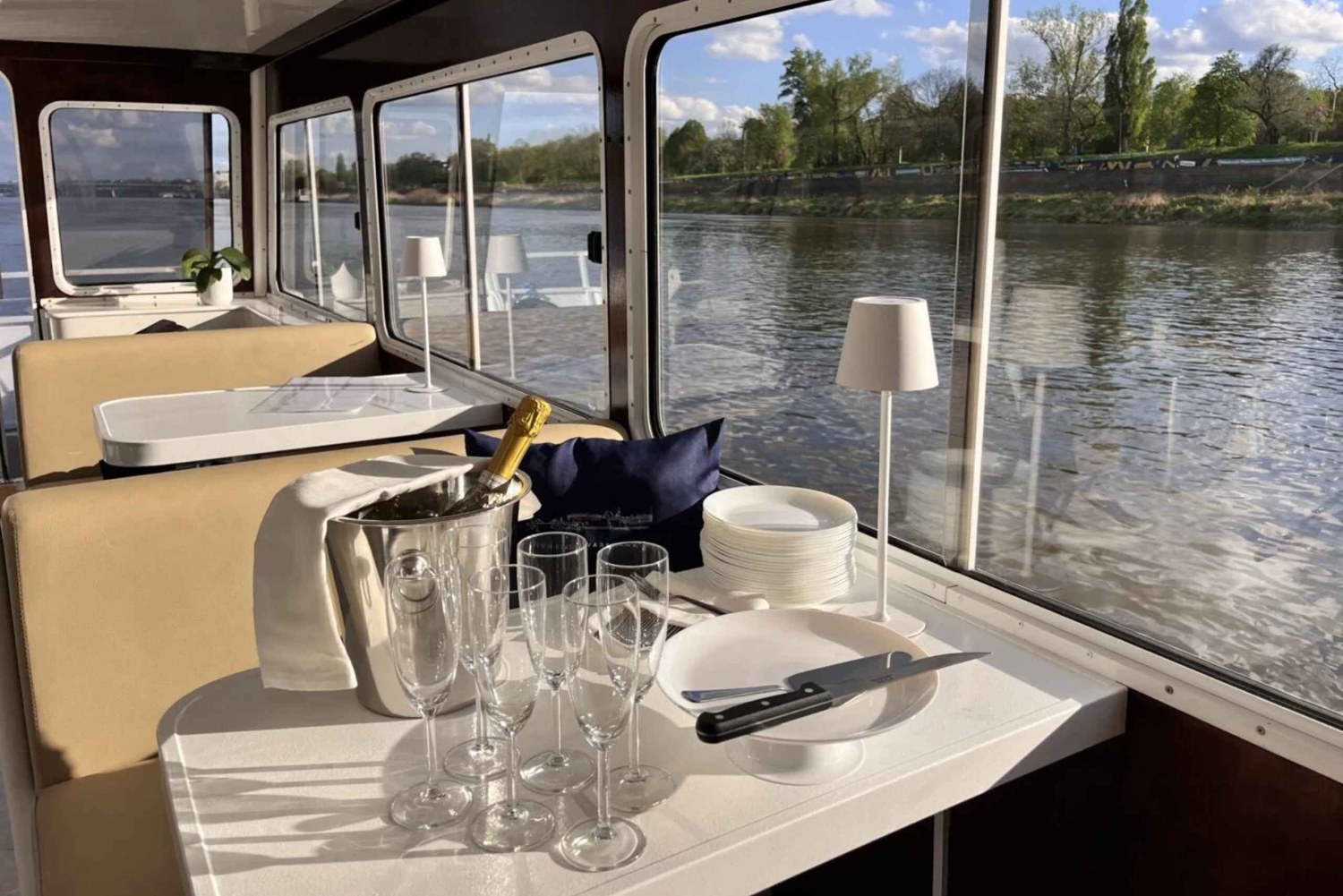 Warszawa: Privat flodkrydstogt med snacks og drikkevarer