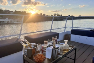 Warszawa: Privat flodkrydstogt med snacks og drikkevarer