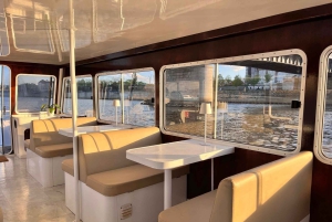 Warszawa: Privat flodkrydstogt med snacks og drikkevarer