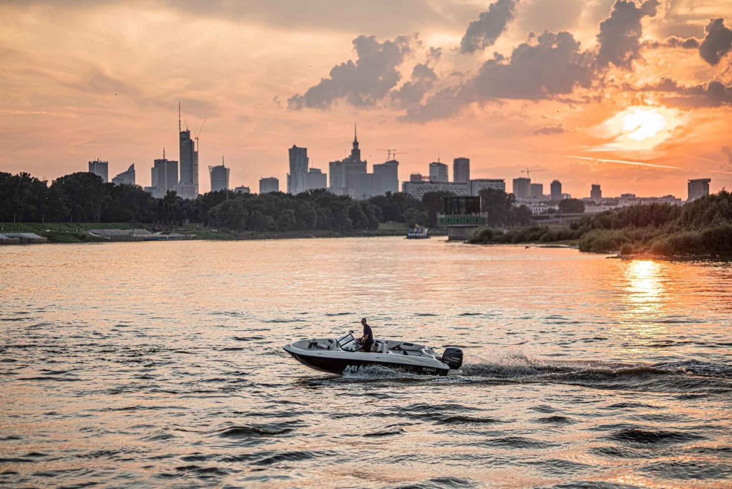 Varsovia: crucero por el Vístula al atardecer: ambiente de los 80, música y prosecco