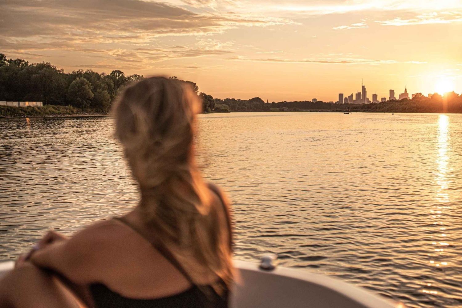 Варшава: круиз по Висле на закате — атмосфера 80-х, музыка и просекко