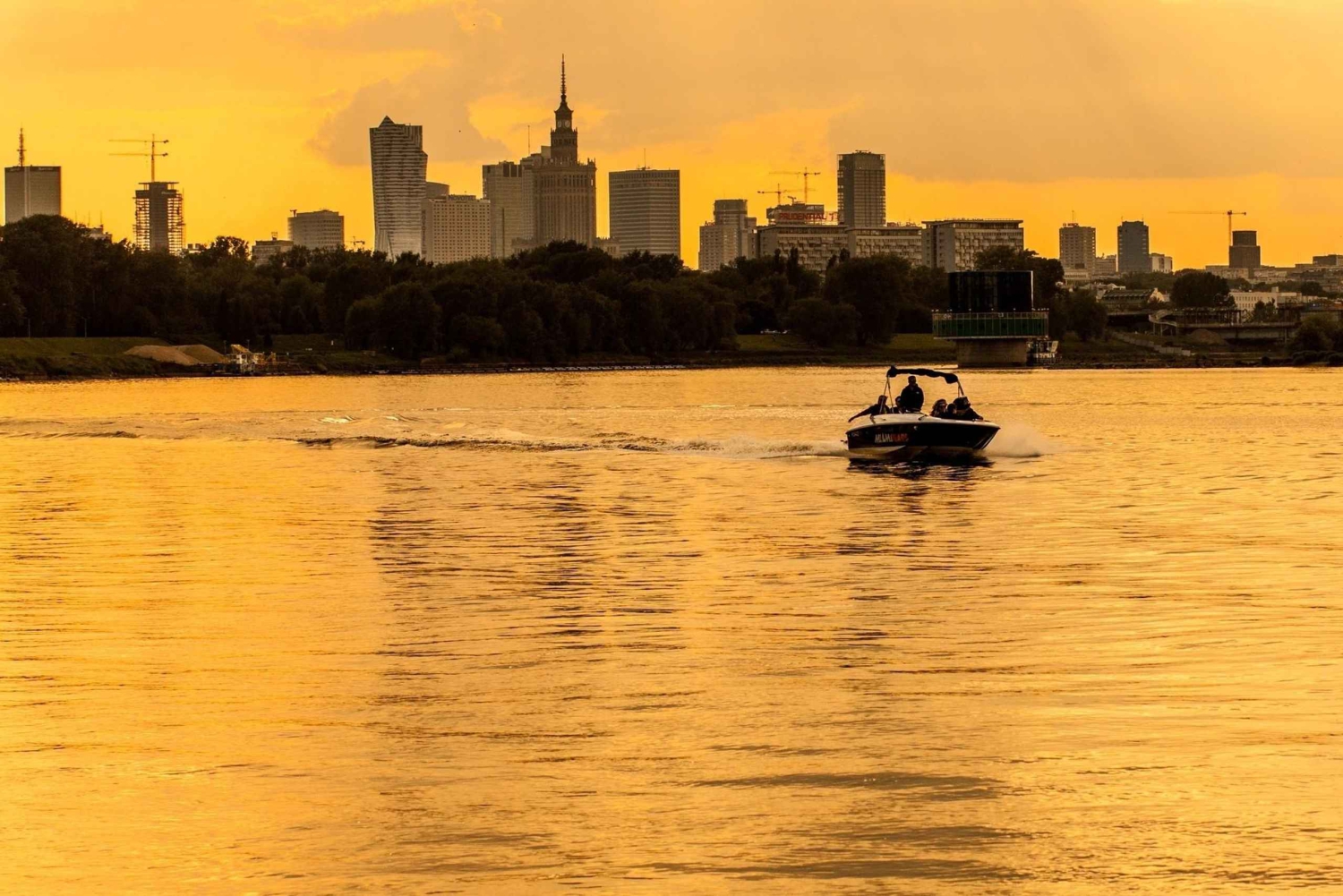 Варшава: круиз по Висле на закате — атмосфера 80-х, музыка и просекко