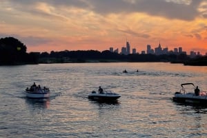 Warschau: Sonnenuntergangsfahrt auf der Weichsel – 80er-Jahre-Flair, Musik & Prosecco