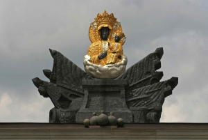 Warsaw: Transfer to Krakow with 2-Hour Czestochowa Stopover