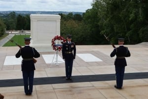 Cerimonia del Cementario e della Guardia di Arlington con il Memoriale di Iowa Jima