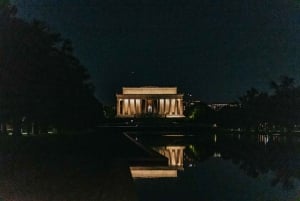 Washington DC: Monuments by Moonlight Nighttime Trolley Tour