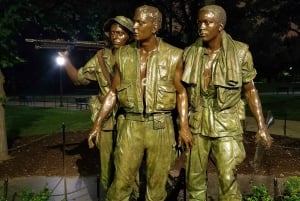 Washington DC: Monuments by Moonlight Nighttime Trolley Tour
