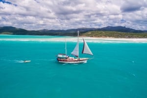 Whitsundays: 2-Day, 1-Night Sail, Snorkel and Kayak