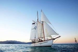 Airlie Beach: Whitehaven Day Sail with Snorkeling & Lunch