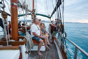 Airlie Beach: Whitsundays Tallship Sunset Sail with Drink