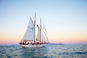 Airlie Beach: Whitsundays Tallship Sunset Sail with Drink