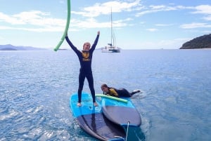 Airlie Beach: Passeio de um dia de vela, SUP e mergulho com snorkel na Ilha Whitsunday