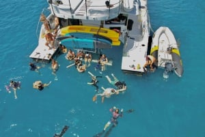 Airlie Beach: Tour di un giorno in barca a vela, SUP e snorkeling sull'isola di Whitsunday