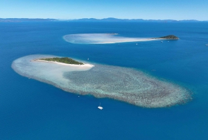 Airlie Beach: Whitsunday Islands Sailing, SUP & Snorkel Tour