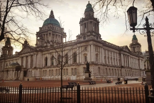 Experiência de caminhada eclética em Belfast ao longo da Via Marti