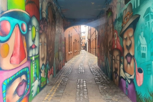 Experiência de caminhada eclética em Belfast ao longo da Via Marti