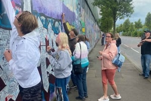 Belfast: Peacewall and Political History Black Taxi Cab Tour