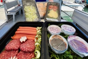 Cairns: Leje af pontonbåd med mulighed for grill og fiskeri