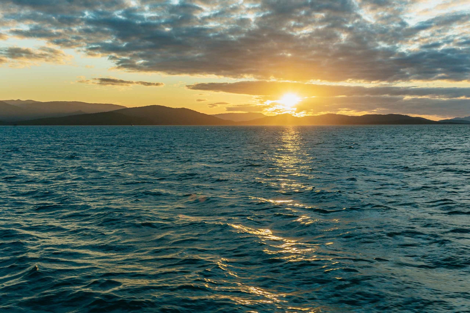 Camira Sunset Sail – Drycker och snacks – Avgång från Airlie Beach