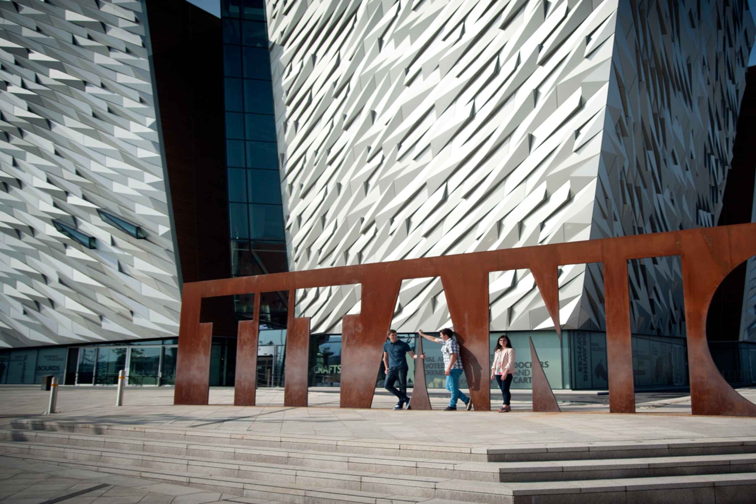 ダブリン発:ベルファスト(タイタニック号またはタクシー見学)・ダンルース城&コーズウェイ・ブロッディングツアー