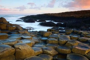 ダブリン発:ベルファスト(タイタニック号またはタクシー見学)・ダンルース城&コーズウェイ・ブロッディングツアー