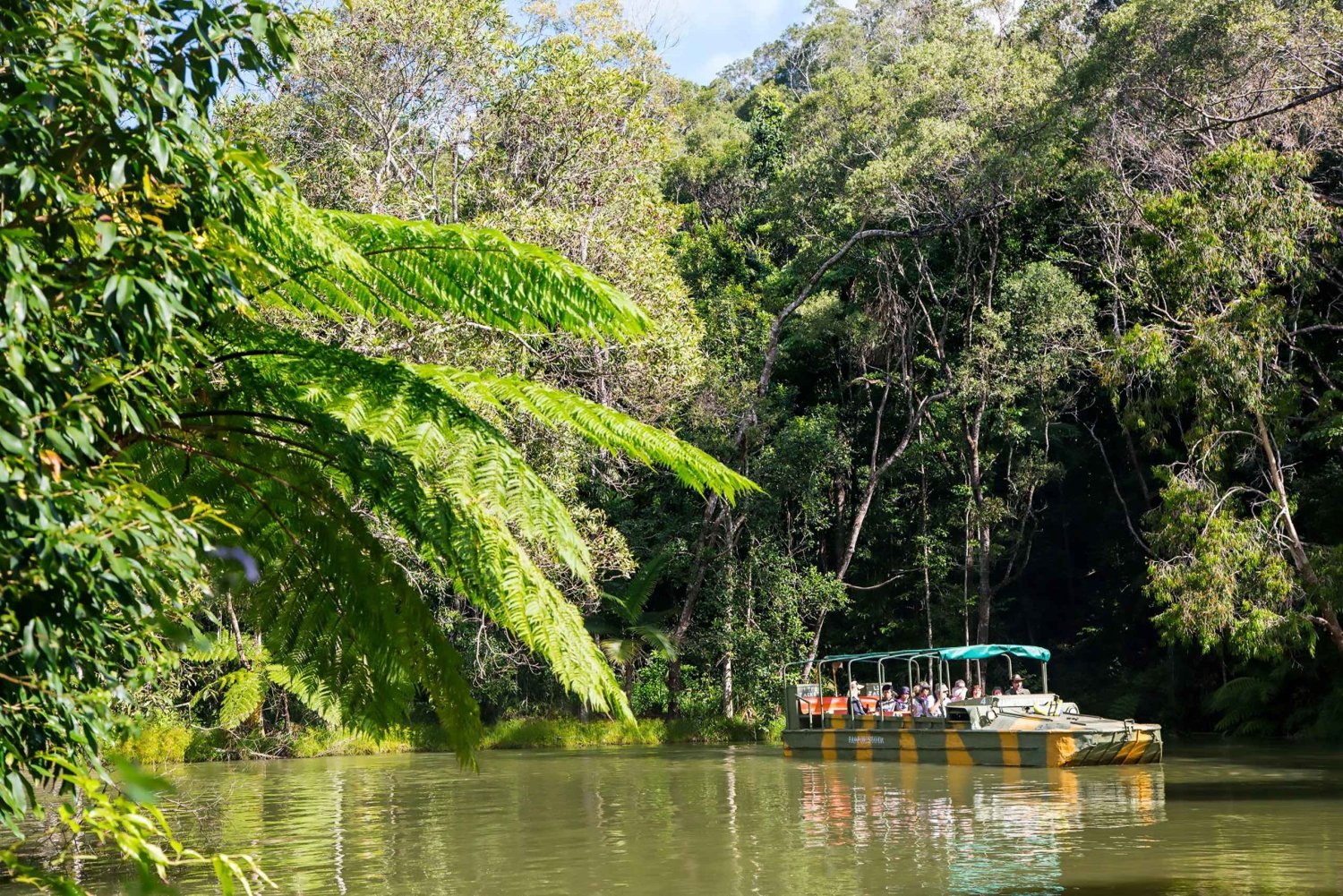 Von Cairns aus: Ganztagestour Kuranda Army Duck Experience Tour