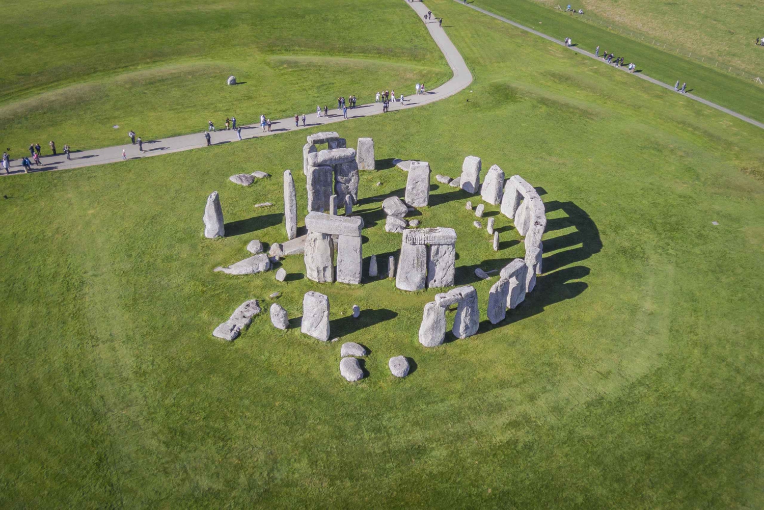 From London: Windsor Castle and Stonehenge with Snack Pack