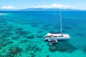 Da Port Douglas: crociera in catamarano di lusso sulla barriera corallina esterna