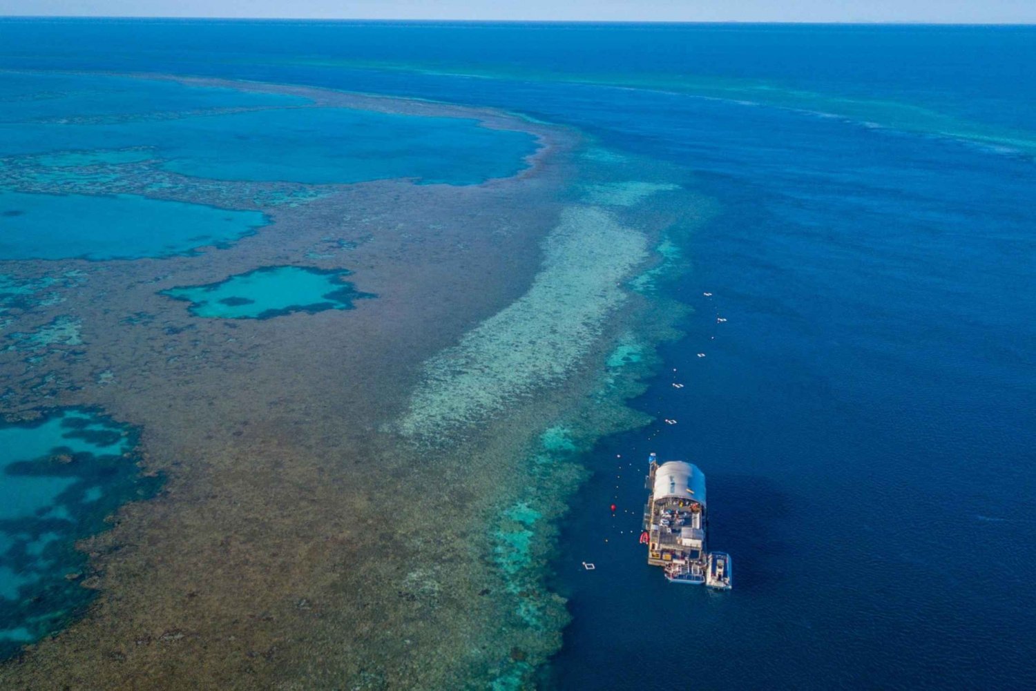 Great-Barrier-Reef-Cruise-and-Scenic-Flight