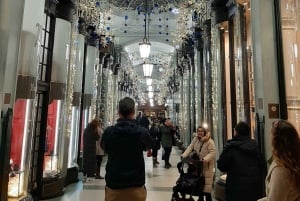 London: Christmas Lights and Festive Pubs Walking Tour