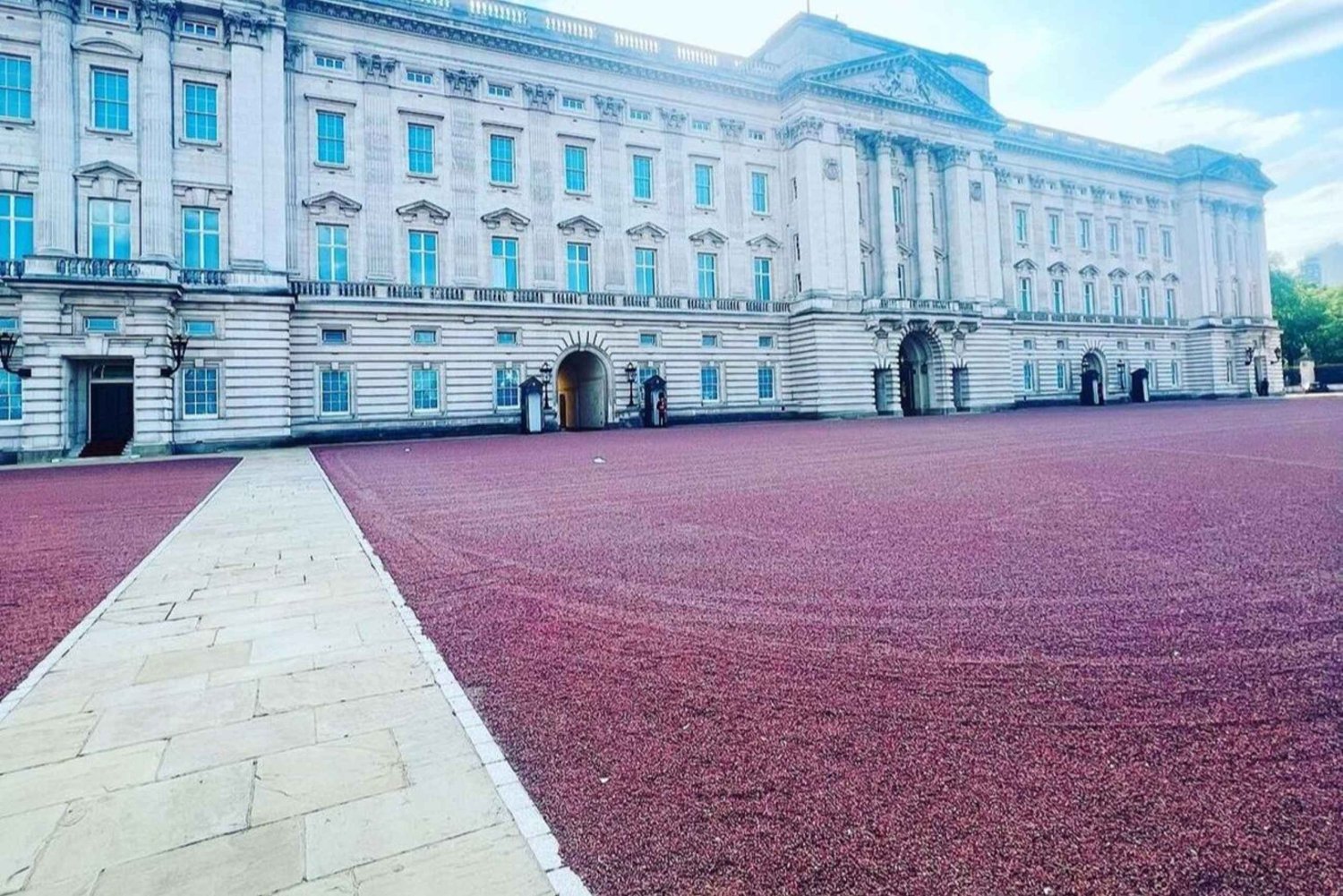 London: Guided Walking Tour with Changing Of The Guard