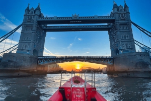 Londres: Experiencia en lancha rápida al atardecer en el río Támesis con bebida
