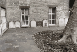 London's Ghosts & Gruesome Past Nighttime Walking Tour