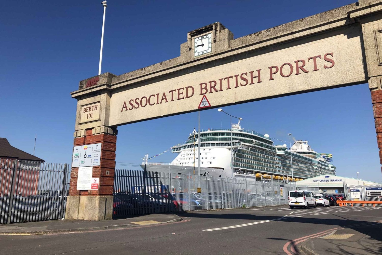 Southampton Port Transfer med Stonehenge mellanlandning ingår