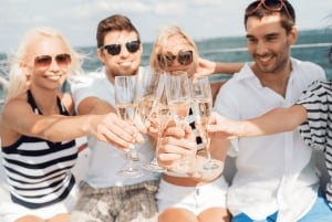 Sydney Harbour: 3-Hour Lunch Cruise with Live Music