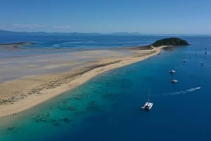 Airlie Beach: Jednodniowa wycieczka na wyspę Whitsunday z żaglami, SUP i nurkowaniem z rurką