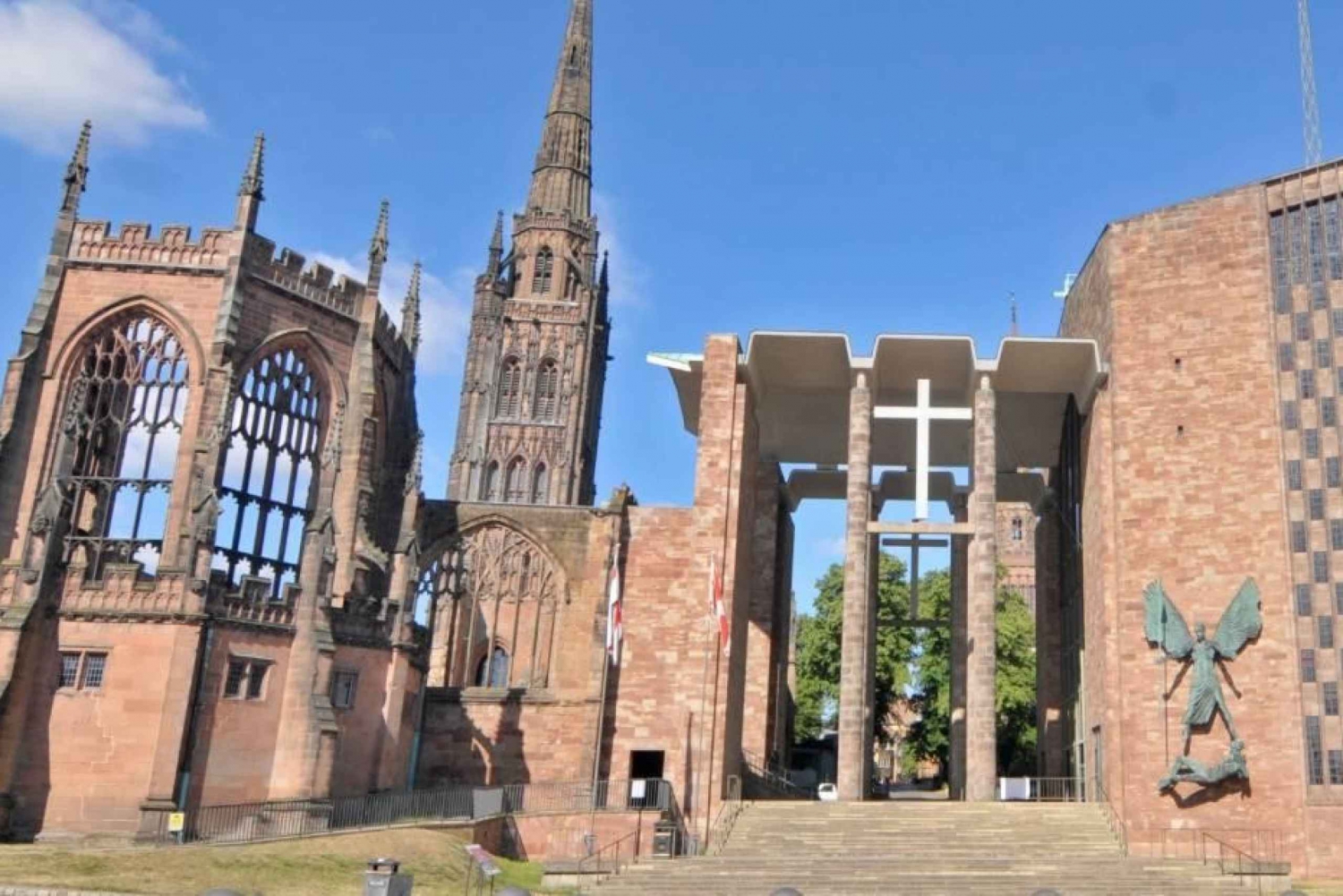 En självguidande rundtur i Coventrys katedralkvarter